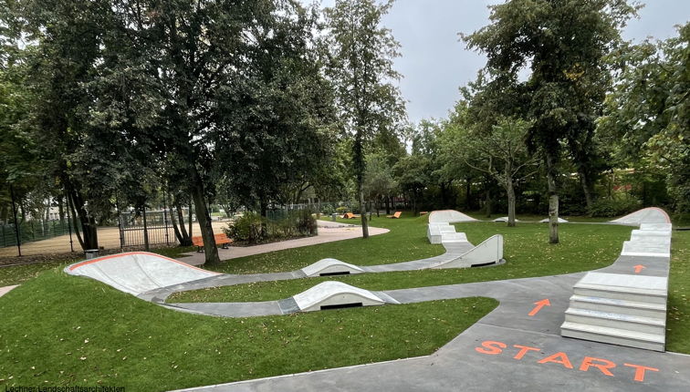 Beton-Pumptrack aus modularen Fertigteilen — realisiert vom Pumptrack-Hersteller A+ Urban Design.