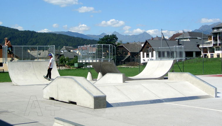 Luftaufnahme eines modularen Beton-Skateparks mit Bowl und Street-Bereich.